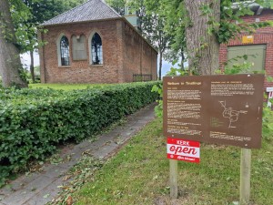 
                            <b>Welkomsbord bij de Hervormde Kerk</b><br>
                                                        <b>ISO:</b> 50 | <b>Sluitertijd:</b> 1/180 | <b>Diafragma:</b> f/1.8 | <b>Datum:</b> 2024-07-07

                        