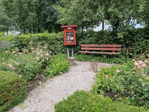 
                            <b>Kruidentuin met boekenkast en picknickbankje</b><br>
                                                        <b>ISO:</b> 50 | <b>Sluitertijd:</b> 1/2950 | <b>Diafragma:</b> f/1.8 | <b>Datum:</b> 2024-07-07

                        