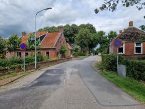 
                            <b>Straat met gras en bewolkte lucht, Abbeweersterweg</b><br>
                                                        <b>ISO:</b> 50 | <b>Sluitertijd:</b> 1/9804 | <b>Diafragma:</b> f/1.8 | <b>Datum:</b> 2024-07-07

                        