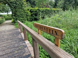 
                            <b>Loopbrug naar de kruidentuin</b><br>
                                                        <b>ISO:</b> 50 | <b>Sluitertijd:</b> 1/1527 | <b>Diafragma:</b> f/1.8 | <b>Datum:</b> 2024-07-07

                        