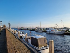 
                            <b>De haven van Zoutkamp, met een strakblauwe lucht.</b><br>
                                                        <b>ISO:</b> 50 | <b>Sluitertijd:</b> 1/686 | <b>Diafragma:</b> f/1.8 | <b>Datum:</b> 2024-03-09

                        