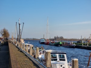 
                            <b>De haven van Zoutkamp, met een strakblauwe lucht.</b><br>
                                                        <b>ISO:</b> 50 | <b>Sluitertijd:</b> 1/1132 | <b>Diafragma:</b> f/2.4 | <b>Datum:</b> 2024-03-09

                        