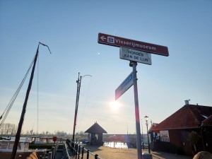
                            <b>De haven van Zoutkamp, met de wegwijzer en een strakblauwe lucht.</b><br>
                                                        <b>ISO:</b> 50 | <b>Sluitertijd:</b> 1/646 | <b>Diafragma:</b> f/1.8 | <b>Datum:</b> 2024-03-09

                        