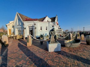 
                            <b>Bronzen beeld ‘De Boeter’ en het daarachter gelegen gelijknamige restaurant</b><br>
                                                        <b>ISO:</b> 50 | <b>Sluitertijd:</b> 1/1084 | <b>Diafragma:</b> f/2.2 | <b>Datum:</b> 2024-03-09

                        