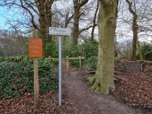 
                            <b>Ingang richting de gedenkstenen van verzetsgroep De Groot</b><br>
                                                        <b>ISO:</b> 50 | <b>Sluitertijd:</b> 1/100 | <b>Diafragma:</b> f/1.8 | <b>Datum:</b> 2024-03-23

                        