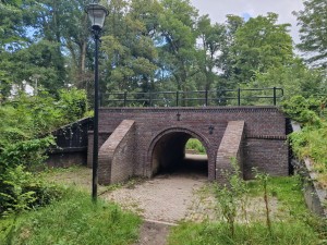 
                            <b>De uit 1836 daterende tunnel 'Koekoek' in het Sterrebos</b><br>
                                                        <b>ISO:</b> 50 | <b>Sluitertijd:</b> 1/180 | <b>Diafragma:</b> f/1.8 | <b>Datum:</b> 2024-08-17

                        