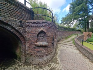 
                            <b>De uit 1836 daterende tunnel 'Koekoek' in het Sterrebos</b><br>
                                                        <b>ISO:</b> 50 | <b>Sluitertijd:</b> 1/416 | <b>Diafragma:</b> f/2.2 | <b>Datum:</b> 2024-08-17

                        
