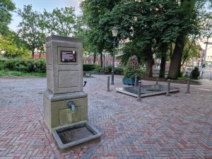 
                            <b>Waterput naast de Nicolaïkerk</b><br>
                                                        <b>ISO:</b> 100 | <b>Sluitertijd:</b> 1/180 | <b>Diafragma:</b> f/1.8 | <b>Datum:</b> 2024-05-29

                        