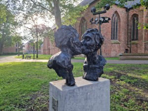 
                            <b>Bronzen beeld 'De 5 Kussen van Appingedam' naast de Nicolaïkerk</b><br>
                                                        <b>ISO:</b> 64 | <b>Sluitertijd:</b> 1/180 | <b>Diafragma:</b> f/1.8 | <b>Datum:</b> 2024-05-29

                        