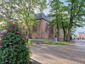 
                            <b>De Nicolaïkerk, het bronzen beeld ‘De 5 Kussen van Appingedam’, en bloemen</b><br>
                                                        <b>ISO:</b> 80 | <b>Sluitertijd:</b> 1/180 | <b>Diafragma:</b> f/1.8 | <b>Datum:</b> 2024-05-29

                        