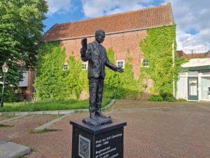 
                            <b>Bronzen beeld ‘Prof. mr. R.P. Cleveringa 1894-1980’ vanuit de Molenstraat</b><br>
                                                        <b>ISO:</b> 50 | <b>Sluitertijd:</b> 1/442 | <b>Diafragma:</b> f/1.8 | <b>Datum:</b> 2024-05-29

                        