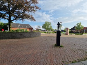 
                            <b>Bronzen beeld ‘Prof. mr. R.P. Cleveringa 1894-1980’ vanuit de Molenstraat naar de parkeerplaatsen</b><br>
                                                        <b>ISO:</b> 50 | <b>Sluitertijd:</b> 1/6993 | <b>Diafragma:</b> f/1.8 | <b>Datum:</b> 2024-05-29

                        