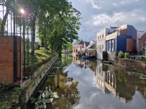 
                            <b>Damsterdiep richting de brug van de Kniestraat</b><br>
                                                        <b>ISO:</b> 50 | <b>Sluitertijd:</b> 1/512 | <b>Diafragma:</b> f/1.8 | <b>Datum:</b> 2024-05-29

                        
