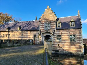 
                            <b>Kasteel Kasteel Heeswijk, water en blauwe lucht</b><br>
                                                        <b>ISO:</b> 50 | <b>Sluitertijd:</b> 1/307 | <b>Diafragma:</b> f/1.8 | <b>Datum:</b> 2023-11-17

                        