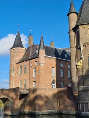 
                            <b>Kasteel Kasteel Heeswijk, water en blauwe lucht</b><br>
                                                        <b>ISO:</b> 50 | <b>Sluitertijd:</b> 1/834 | <b>Diafragma:</b> f/1.8 | <b>Datum:</b> 2023-11-17

                        