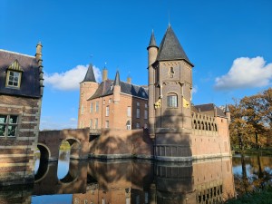 
                            <b>Kasteel Kasteel Heeswijk, water en blauwe lucht</b><br>
                                                        <b>ISO:</b> 50 | <b>Sluitertijd:</b> 1/706 | <b>Diafragma:</b> f/1.8 | <b>Datum:</b> 2023-11-17

                        