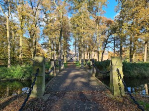 
                            <b>Brug richting Kasteel Kasteel Heeswijk, water en blauwe lucht</b><br>
                                                        <b>ISO:</b> 50 | <b>Sluitertijd:</b> 1/227 | <b>Diafragma:</b> f/1.8 | <b>Datum:</b> 2023-11-17

                        