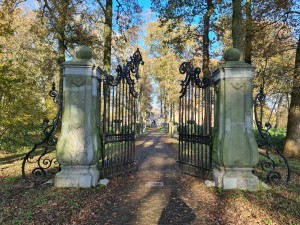 
                            <b>Toegangspoort naar Kasteel Heeswijk</b><br>
                                                        <b>ISO:</b> 50 | <b>Sluitertijd:</b> 1/143 | <b>Diafragma:</b> f/1.8 | <b>Datum:</b> 2023-11-17

                        