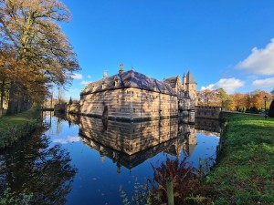 
                            <b>Kasteel Kasteel Heeswijk, water en blauwe lucht</b><br>
                                                        <b>ISO:</b> 64 | <b>Sluitertijd:</b> 1/602 | <b>Diafragma:</b> f/2.2 | <b>Datum:</b> 2023-11-17

                        