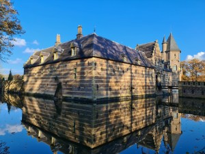 
                            <b>Kasteel Kasteel Heeswijk, water en blauwe lucht</b><br>
                                                        <b>ISO:</b> 50 | <b>Sluitertijd:</b> 1/456 | <b>Diafragma:</b> f/1.8 | <b>Datum:</b> 2023-11-17

                        