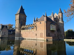 
                            <b>Kasteel Kasteel Heeswijk, water en blauwe lucht</b><br>
                                                        <b>ISO:</b> 50 | <b>Sluitertijd:</b> 1/620 | <b>Diafragma:</b> f/1.8 | <b>Datum:</b> 2023-11-17

                        