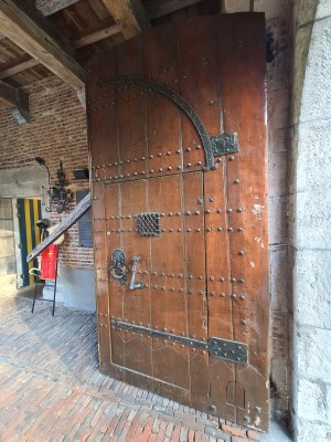 
                            <b>Toegangsdeur van Kasteel Heeswijk</b><br>
                                                        <b>ISO:</b> 200 | <b>Sluitertijd:</b> 1/50 | <b>Diafragma:</b> f/2.2 | <b>Datum:</b> 2023-11-17

                        