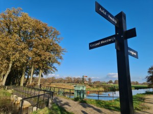 
                            <b>Wegwijzer bij Kasteel Heeswijk</b><br>
                                                        <b>ISO:</b> 50 | <b>Sluitertijd:</b> 1/800 | <b>Diafragma:</b> f/1.8 | <b>Datum:</b> 2023-11-17

                        