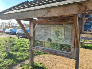 
                            <b>Informatiebord naast de parkeerplaats bij de toegang naar Kasteel Heeswijk</b><br>
                                                        <b>ISO:</b> 50 | <b>Sluitertijd:</b> 1/235 | <b>Diafragma:</b> f/1.8 | <b>Datum:</b> 2023-11-17

                        