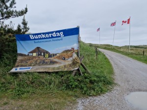 
                            <b>Reclamebord voor Bunkerdag langs de Oranjeweg, met de Amerikaanse, Engelse en Canadese vlag, tijdens een bewolkte dag</b><br>
                                                        <b>ISO:</b> 50 | <b>Sluitertijd:</b> 1/9434 | <b>Diafragma:</b> f/1.8 | <b>Datum:</b> 2024-05-25

                        