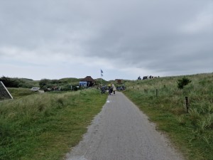 
                            <b>Naast het Bunkermuseum, tijdens een informatiebijeenkomst op een bewolkte dag</b><br>
                                                        <b>ISO:</b> 50 | <b>Sluitertijd:</b> 1/18519 | <b>Diafragma:</b> f/1.8 | <b>Datum:</b> 2024-05-25

                        