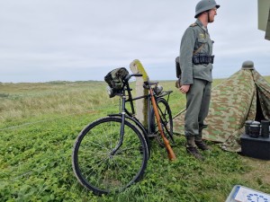 
                            <b>Beeldvorming en uitleg tijdens de Bunkerdag-bijeenkomst over hoe het tijdens de oorlog was, op een bewolkte dag</b><br>
                                                        <b>ISO:</b> 50 | <b>Sluitertijd:</b> 1/6944 | <b>Diafragma:</b> f/1.8 | <b>Datum:</b> 2024-05-25

                        