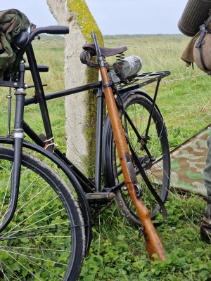 
                            <b>Beeldvorming en uitleg tijdens de Bunkerdag-bijeenkomst over hoe het tijdens de oorlog was, op een bewolkte dag</b><br>
                                                        <b>ISO:</b> 50 | <b>Sluitertijd:</b> 1/1109 | <b>Diafragma:</b> f/2.4 | <b>Datum:</b> 2024-05-25

                        