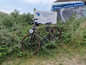 
                            <b>Informatiebord van het Bunkermuseum, met een antieke Rex-fiets met hulpmotor, tijdens een bewolkte dag</b><br>
                                                        <b>ISO:</b> 50 | <b>Sluitertijd:</b> 1/12048 | <b>Diafragma:</b> f/1.8 | <b>Datum:</b> 2024-05-25

                        