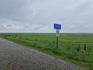 
                            <b>Einde komgrensbord, Hollum in het verlengde van de Zuiderlaan</b><br>
                                                        <b>ISO:</b> 50 | <b>Sluitertijd:</b> 1/6250 | <b>Diafragma:</b> f/1.8 | <b>Datum:</b> 2024-05-25

                        