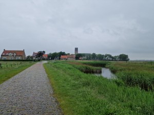 
                            <b>Bebouwing, gras en een bewolkte lucht strekken zich uit in het verlengde van de Zuiderlaan</b><br>
                                                        <b>ISO:</b> 50 | <b>Sluitertijd:</b> 1/6250 | <b>Diafragma:</b> f/1.8 | <b>Datum:</b> 2024-05-25

                        
