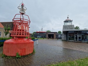 
                            <b>Boei S16 bij het Maritiem Centrum ‘Abraham Fock’ langs de Oranjeweg.</b><br>
                                                        <b>ISO:</b> 50 | <b>Sluitertijd:</b> 1/11236 | <b>Diafragma:</b> f/1.8 | <b>Datum:</b> 2024-05-25

                        