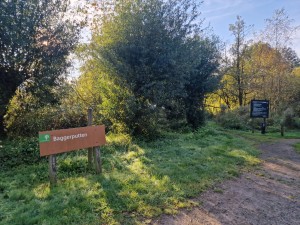 
                            <b>Het toegangsbord en informatiebord van de baggerputten.</b><br>
                                                        <b>ISO:</b> 50 | <b>Sluitertijd:</b> 1/244 | <b>Diafragma:</b> f/1.8 | <b>Datum:</b> 2024-10-06

                        