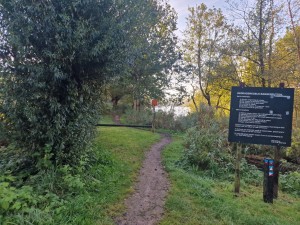 
                            <b>Het informatiebord van de baggerputten.</b><br>
                                                        <b>ISO:</b> 50 | <b>Sluitertijd:</b> 1/180 | <b>Diafragma:</b> f/1.8 | <b>Datum:</b> 2024-10-06

                        