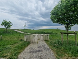 
                            <b>Toegang tot het wandelgebied langs de Vossenburglaan</b><br>
                                                        <b>ISO:</b> 50 | <b>Sluitertijd:</b> 1/1157 | <b>Diafragma:</b> f/2.2 | <b>Datum:</b> 2024-05-16

                        