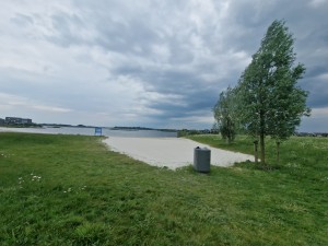 
                            <b>Strand van het Woldmeer</b><br>
                                                        <b>ISO:</b> 50 | <b>Sluitertijd:</b> 1/1418 | <b>Diafragma:</b> f/2.2 | <b>Datum:</b> 2024-05-16

                        