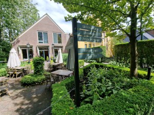 
                            <b>De Theefabriek - Bewegwijzering</b><br>
                                                        <b>ISO:</b> 50 | <b>Sluitertijd:</b> 1/1242 | <b>Diafragma:</b> f/2.2 | <b>Datum:</b> 2024-07-06

                        