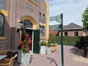 
                            <b>De Theefabriek - Bewegwijzering en hoofdingang</b><br>
                                                        <b>ISO:</b> 50 | <b>Sluitertijd:</b> 1/12658 | <b>Diafragma:</b> f/1.8 | <b>Datum:</b> 2024-07-06

                        
