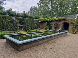 
                            <b>De Theefabriek - Vijver met theepot fontein</b><br>
                                                        <b>ISO:</b> 50 | <b>Sluitertijd:</b> 1/586 | <b>Diafragma:</b> f/1.8 | <b>Datum:</b> 2024-07-06

                        