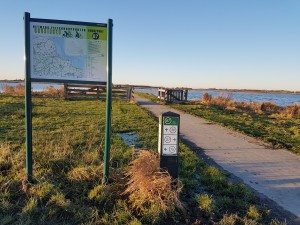 
                            <b>Natuurgebied 't Roegwold met fietsknooppunten tijdens een blauwe lucht</b><br>
                                                        <b>ISO:</b> 40 | <b>Sluitertijd:</b> 1/668 | <b>Diafragma:</b> f/1.7 | <b>Datum:</b> 2018-01-07

                        