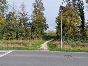 
                            <b>Vanaf de straat Olingermeeden richting de toegang van het wandelgebied</b><br>
                                                        <b>ISO:</b> 50 | <b>Sluitertijd:</b> 1/4386 | <b>Diafragma:</b> f/1.8 | <b>Datum:</b> 2024-10-14

                        