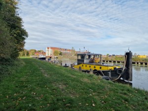 
                            <b>Vanaf het wandelpad kijkend richting de brug van Olingermeeden en boten in de Groeve-Noord</b><br>
                                                        <b>ISO:</b> 50 | <b>Sluitertijd:</b> 1/5747 | <b>Diafragma:</b> f/1.8 | <b>Datum:</b> 2024-10-14

                        
