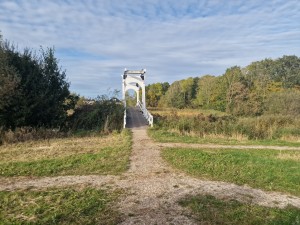 
                            <b>Loopbrug vanaf het wandelpad onder een bewolkte lucht</b><br>
                                                        <b>ISO:</b> 50 | <b>Sluitertijd:</b> 1/7143 | <b>Diafragma:</b> f/1.8 | <b>Datum:</b> 2024-10-14

                        