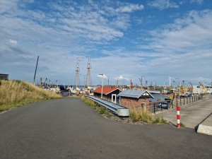 
                            <b>Vanuit de Dokweg kijkend op de havenkade</b><br>
                                                        <b>ISO:</b> 50 | <b>Sluitertijd:</b> 1/16129 | <b>Diafragma:</b> f/1.8 | <b>Datum:</b> 2024-07-27

                        
