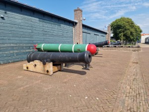 
                            <b>Kanonnen bij het Marinemuseum, onder een blauwe lucht</b><br>
                                                        <b>ISO:</b> 50 | <b>Sluitertijd:</b> 1/8929 | <b>Diafragma:</b> f/1.8 | <b>Datum:</b> 2024-07-27

                        