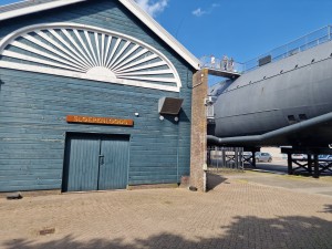 
                            <b>Sloepenloods met aan de rechterzijde een onderzeeër, onder een blauwe lucht</b><br>
                                                        <b>ISO:</b> 50 | <b>Sluitertijd:</b> 1/8547 | <b>Diafragma:</b> f/1.8 | <b>Datum:</b> 2024-07-27

                        